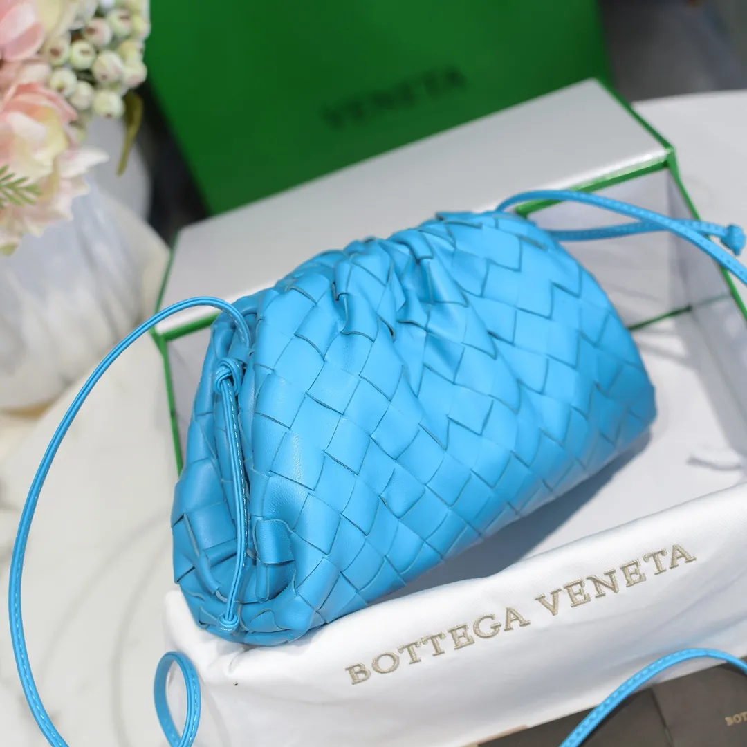 BV cloud bag is in stock, coarse weave, large plaid weave, the pouch cloud bag. Needless to say, this year's most popular bag is not without its reason. The minimalist and slightly wrinkled design is both advanced and a bit lazy. After the new designer came, he directly changed it to a large weave and became super young. It also has a touch of fashion. You must buy it. This year's must-have bag. Size: 22×12×7cm. Real shot ❤️